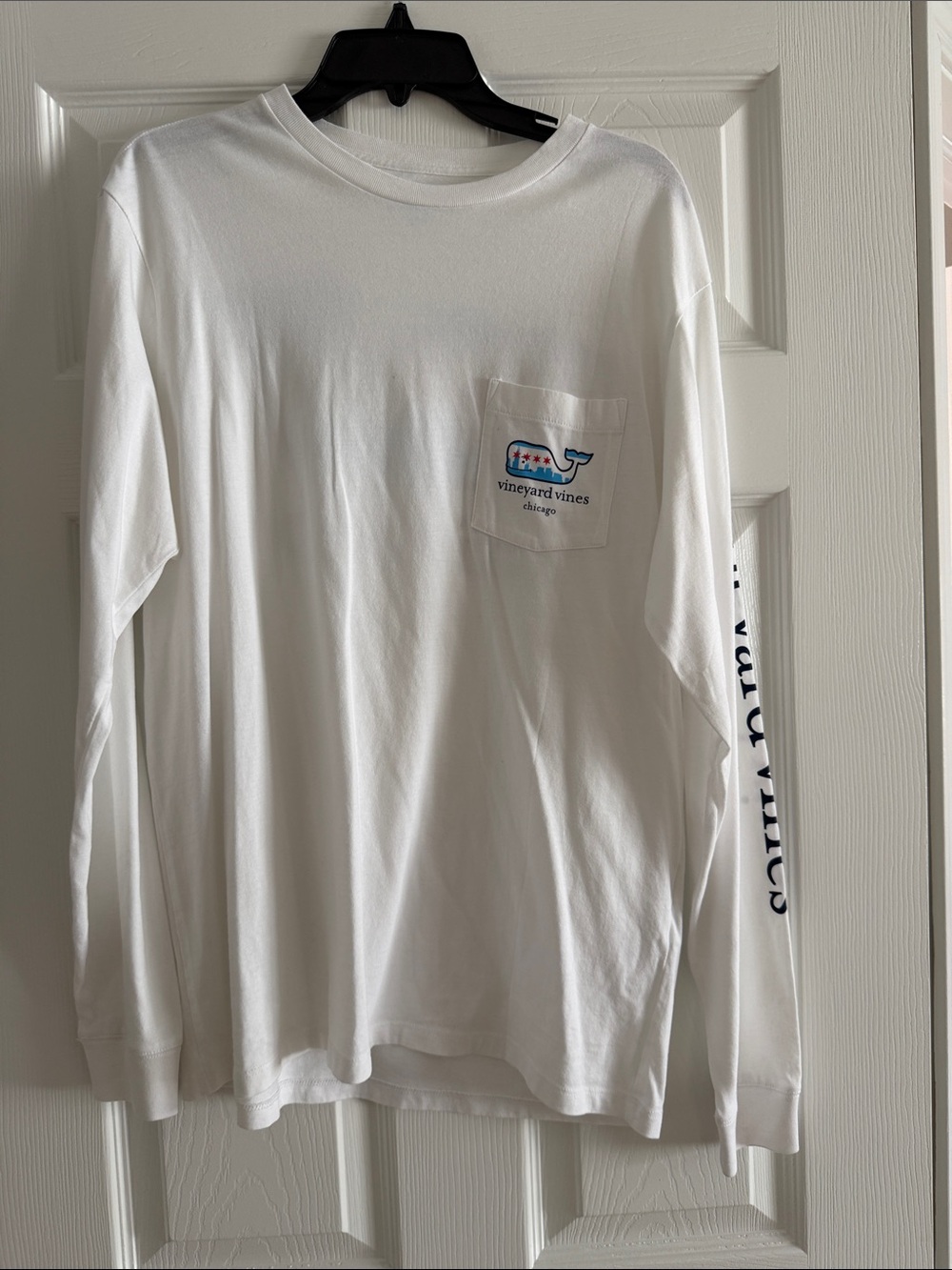 Vineyard Vines White Long-Sleeve Pocket Tee with Chicago Design